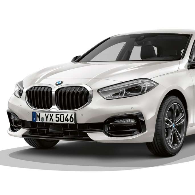 BMW Serie 1 Modelo Sport Line, frontal tres cuartos. BMW Serie 1 Modelo Sport Line en Mineral White metálico, foto de estudio frontal tres cuartos.