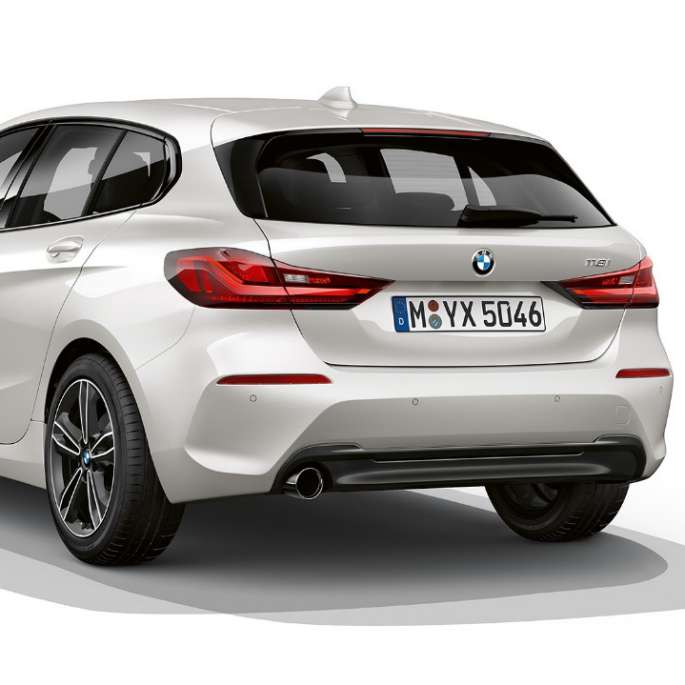 BMW Serie 1 Modelo Sport Line, parte posterior tres cuartos. BMW Serie 1 Modelo Sport Line en Mineral White metálico, foto de estudio parte posterior tres cuartos.