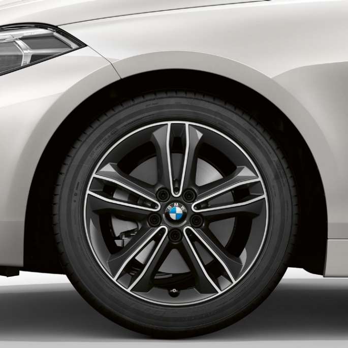 Ruedas de aleación ligera de 17 pulgadas Double-spoke estilo 549. BMW Serie 1 Modelo Sport Line en Mineral White metálico, vista lateral del frontal con llantas de aleación ligera de 17 pulgadas Double-spoke estilo 549.