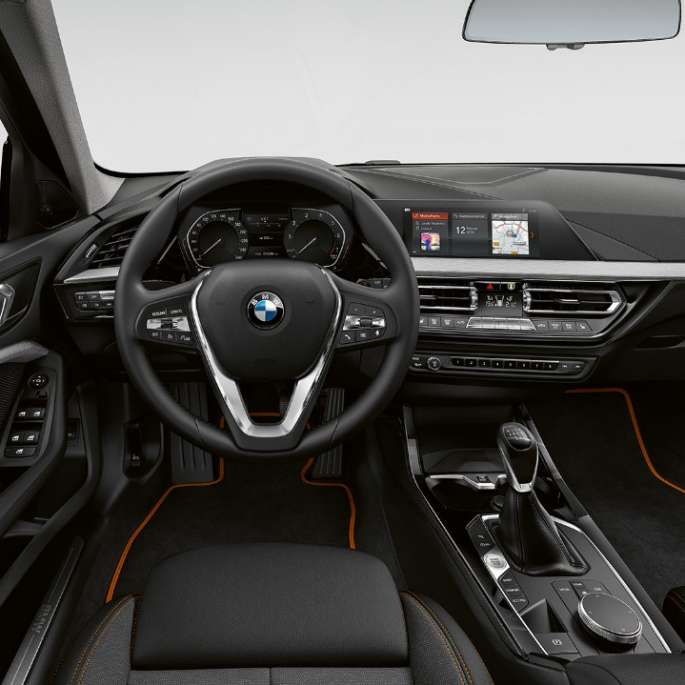 Volante de cuero Sport. BMW Serie 1 Modelo Sport Line, cabina con volante de cuero Sport.