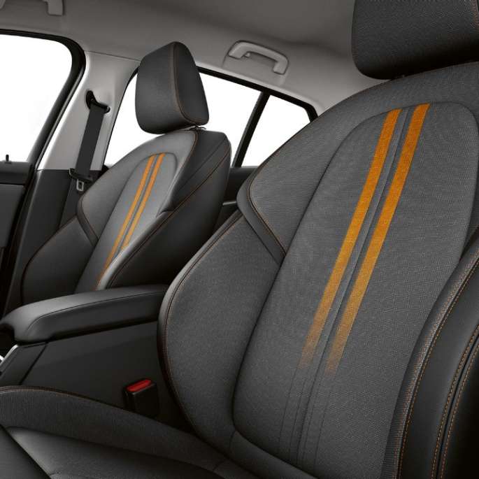 Asientos deportivos para el conductor y el copliloto. BMW Serie 1 Modelo Sport Line, interior con asientos deportivos para el conductor y el copiloto.