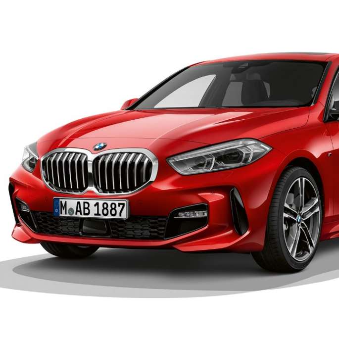 BMW Serie 1 Modelo M Sport, frontal tres cuartos. BMW Serie 1 Modelo M Sport en Melbourne Red metálico, foto en estudio frontal tres cuartos.