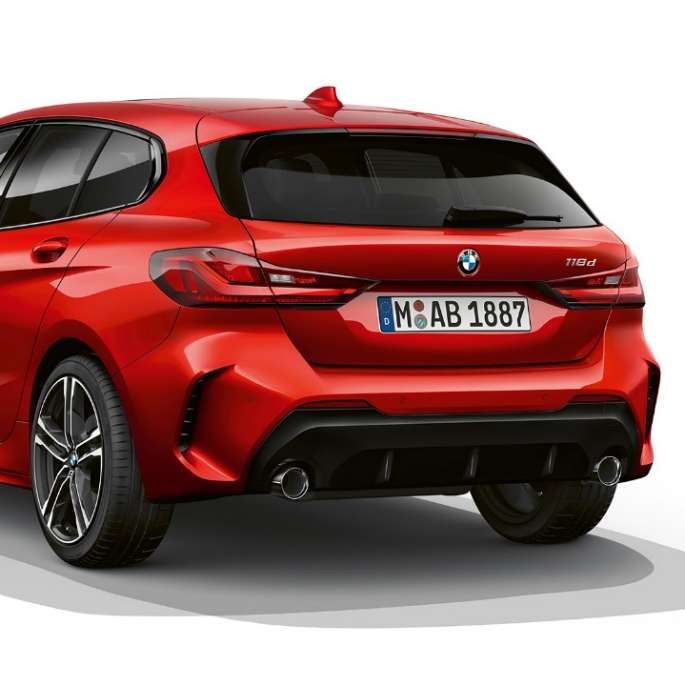 BMW Serie 1 Modelo M Sport, frontal tres cuartos. BMW Serie 1 Modelo M Sport en Melbourne Red metálico, foto en estudio frontal tres cuartos.