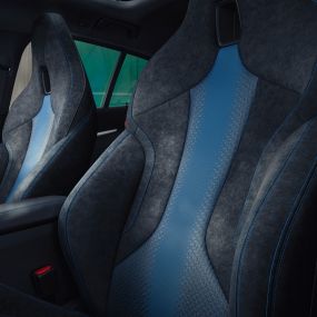 Asientos M Sport. Asientos M Sport con forma ergonómica en el BMW Serie 1 con costuras contrastantes y cabezal integrados.