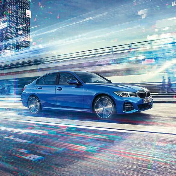 BMW Serie 3, en marcha, vista del lateral Imagen del lateral del BMW Serie 3 Sedán en marcha de día en un entorno urbano