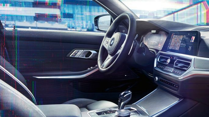 BMW Serie 3 Sedán, conjunto de instrumentos M. Acercamiento del interior del BMW Serie 3 Sedán con una vista lateral de la cabina y una combinación del panel de instrumentos con pantalla específica de M.