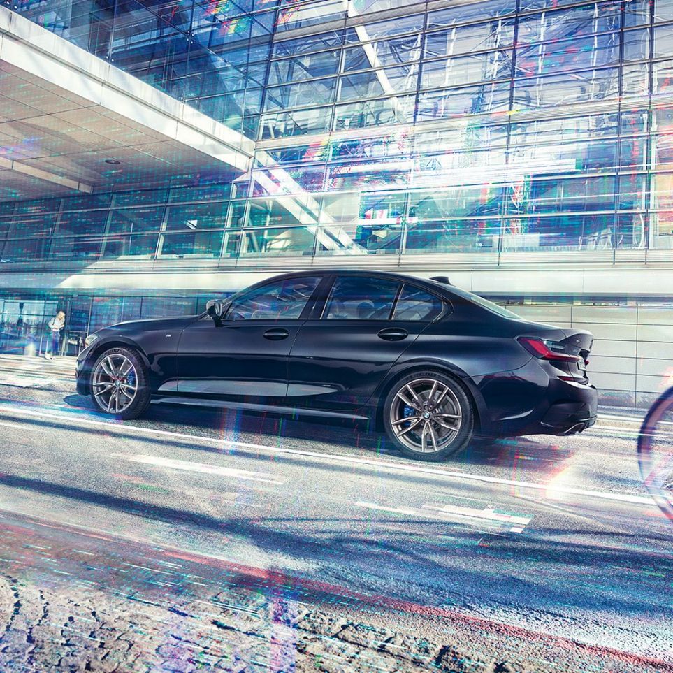 BMW Serie 3 Sedán, BMW M340i xDrive. Vista lateral del BMW M340i xDrive frente a un escenario urbano.