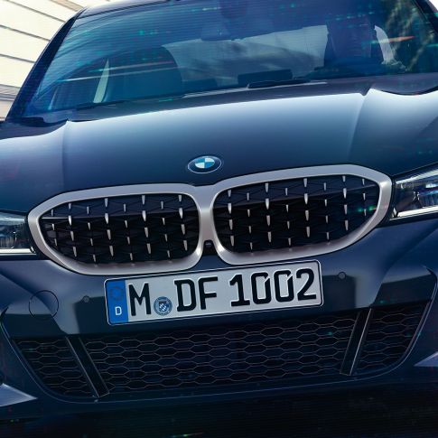 BMW Serie 3 Sedán, parrilla doble de riñón BMW. Acercamiento frontal de la parrilla doble de riñón BMW con diseño de malla del BMW Serie 3 Sedán M340i xDrive.