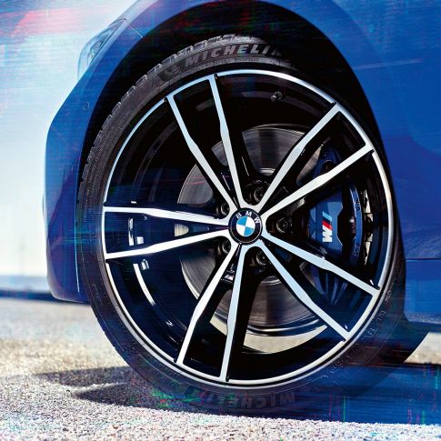 BMW Serie 3 Sedán, rines de aleación ligera 791 M. Acercamiento de los rines de aleación ligera M de 19” 791 M Jet Black del BMW Serie 3 Sedán.
