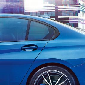 BMW Serie 3 Sedán, línea Hofmeister. Vista de detalle lateral de la ventana trasera con línea Hofmeister.