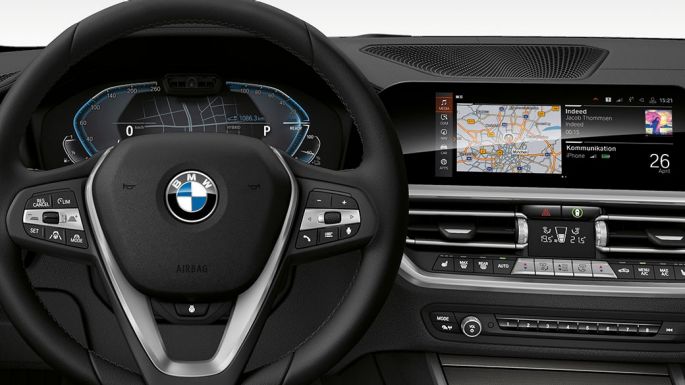BMW Serie 3 Sedán, 330e, Cabina. Vista frontal detallada de la cabina del BMW Serie 3 Sedán con pantalla específica i.