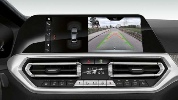 BMW Serie 3 (G20), Parking Assistant Plus. Primer plano frontal del display del puesto de conducción del BMW Serie 3 (G20) con Parking Assistant Plus.