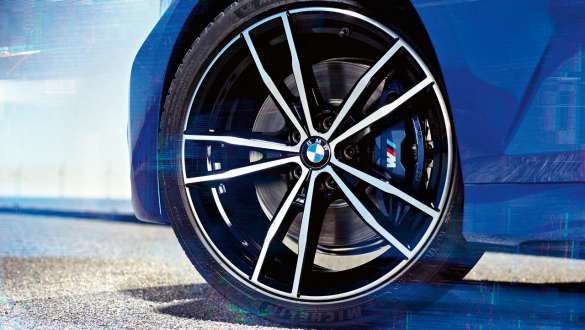 BMW Serie 3 (G20), frenos M Sport. Vista detallada de la rueda del BMW Serie 3 (G20) con frenos M Sport.