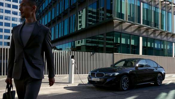BMW Serie 3 Híbrido Enchufable G20 Vista de tres cuartos del lateral, cargando BMW Serie 3 Híbrido Enchufable G20 Vista de tres cuartos del lateral, cargando, con modelo
