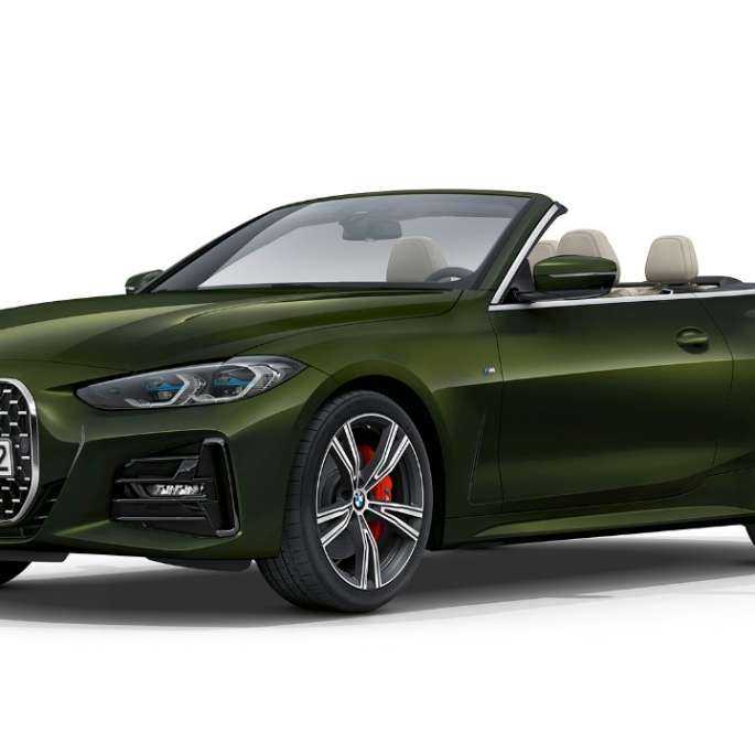 Vista de tres cuartos del frontal BMW Serie 4 Convertible Acabado M Sport G23 2020 BMW Serie 4 Convertible G23 2020 Acabado M Sport, Sanremo Green metalizado, vista de tres cuartos del frontal