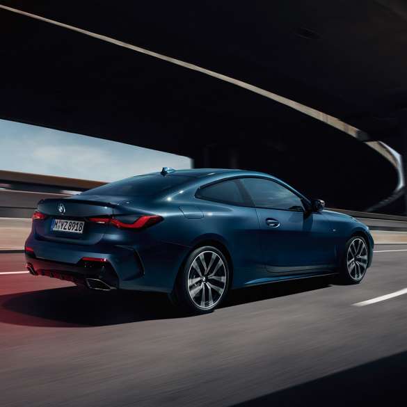 Vista de tres cuartos del lateral BMW Serie 4 Coupé G22 2020 BMW Serie 4 Coupé G22 2020 Arctic Race Blue metalizado Vista de tres cuartos del lateral en marcha