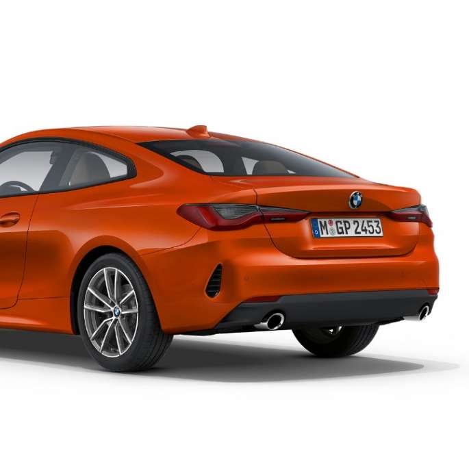 Vista de tres cuartos de la zaga BMW Serie 4 Coupé Equipamiento de serie G22 2020 BMW Serie 4 Coupé G22 2020 Equipamiento de serie Sunset Orange metalizado Vista de tres cuartos de la zaga