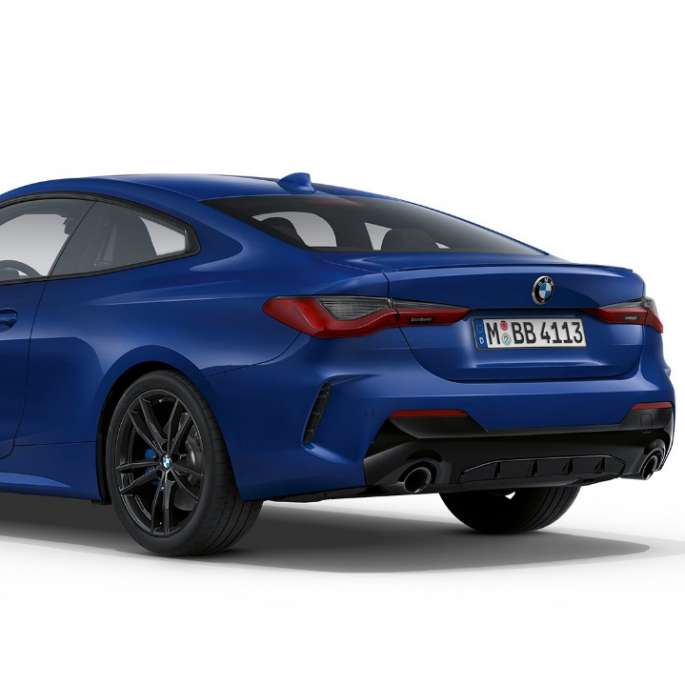 Zaga BMW Serie 4 Coupé Paquete deportivo M G22 2020 BMW Serie 4 Coupé G22 2020 Paquete deportivo M Paquete deportivo Arctic Race Blue metalizado Vista de tres cuartos de la zaga