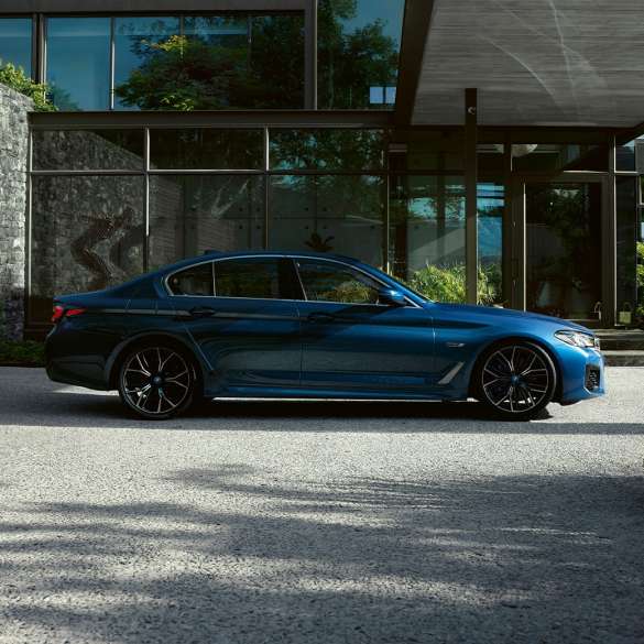 Exterior BMW Serie 5 Sedan G30 Serie 5 Sedan azul Phytonic vista lateral estacionamiento