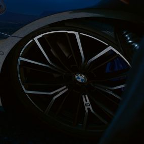 Llanta de aleación ligera M con radios en Y estilo 846 M BMW Serie 5 Sedan G30
Llanta de aleación ligera M Y 846 M BMW