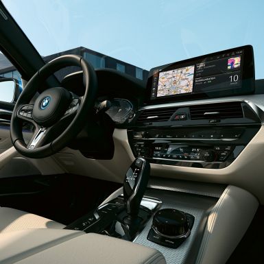 Interior del Serie 5 Sedán Pantalla de información y volante deportivo de cuero BMW Serie 5 Sedan G30 Facelift 2020 interior