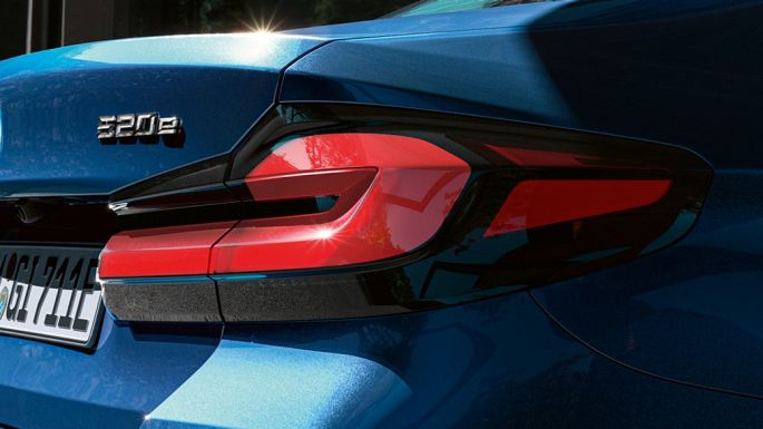 Luces traseras en forma tridimensional BMW Serie 5 Sedan Luces traseras en forma tridimensional BMW Serie 5 Sedan 2020 Phytonic blue close-up de la parte trasera