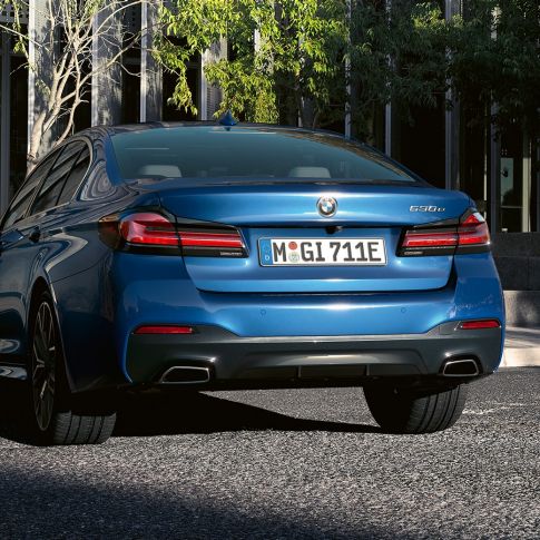 Delantal trasero BMW Serie 5 Sedan G30 Tubos de escape en forma libre de Serie 5 Sedan G30 Facelift 2020 Phytonic blue close-up rear
