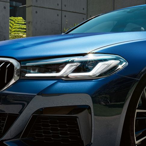 Luz láser BMW Serie 5 Sedan Luz láser BMW Serie 5 Sedan G30 2020 azul frontal de primer plano