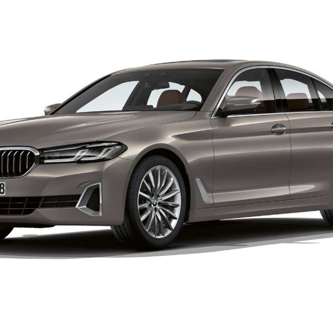 Serie 5 Sedan G30 Luxury Line Front BMW Serie 5 Sedan G30 2020 Línea de lujo en Bernina Grey, vista frontal de tres cuartos