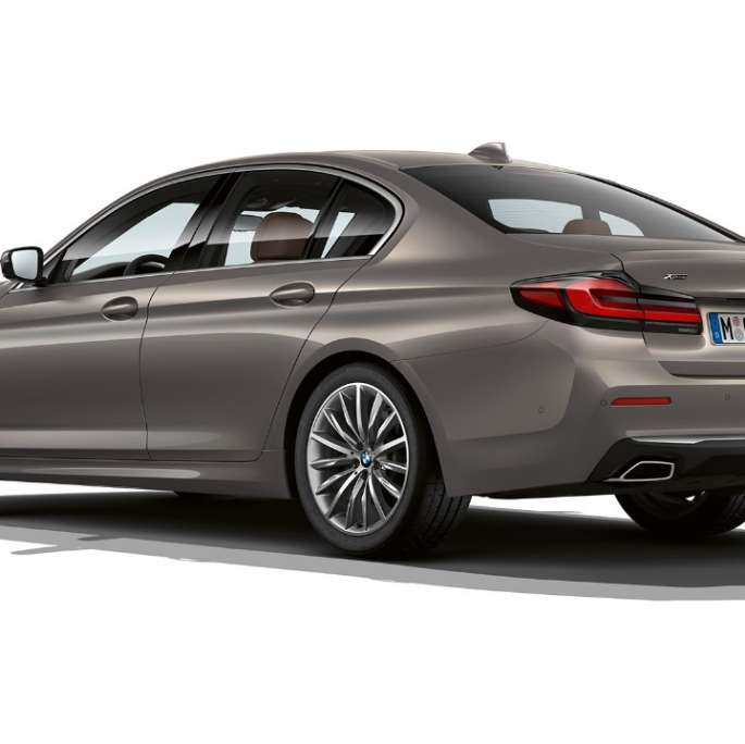 BMW Serie 5 Sedan G30 Luxury Line vista trasera BMW Serie 5 Sedan G30 2020 Línea de lujo en Bernina Gray, vista trasera de tres cuartos