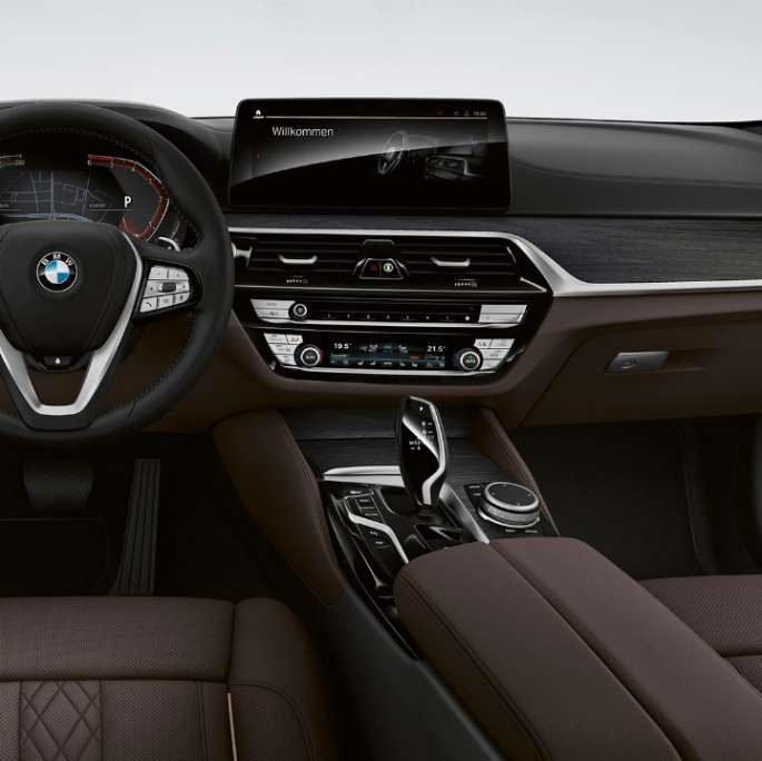 Cockpit BMW Serie 5 Sedan G30 Línea de lujo Cabina BMW Serie 5 Sedán G30 2020 Línea de lujo Exclusivo cuero 'Nappa' Moca Costura exclusiva con ribete en contraste interior