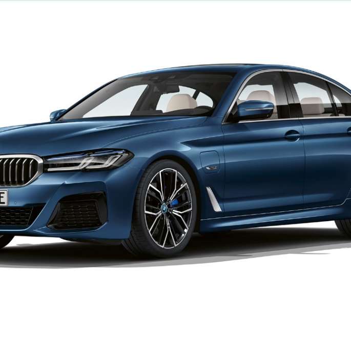 BMW 5 Serie Sedan G30 híbrido conectable con paquete M deportivo delantero BMW Serie 5 Sedan G30 2020 M paquete deportivo en vista frontal de tres cuartos blanco alpino
