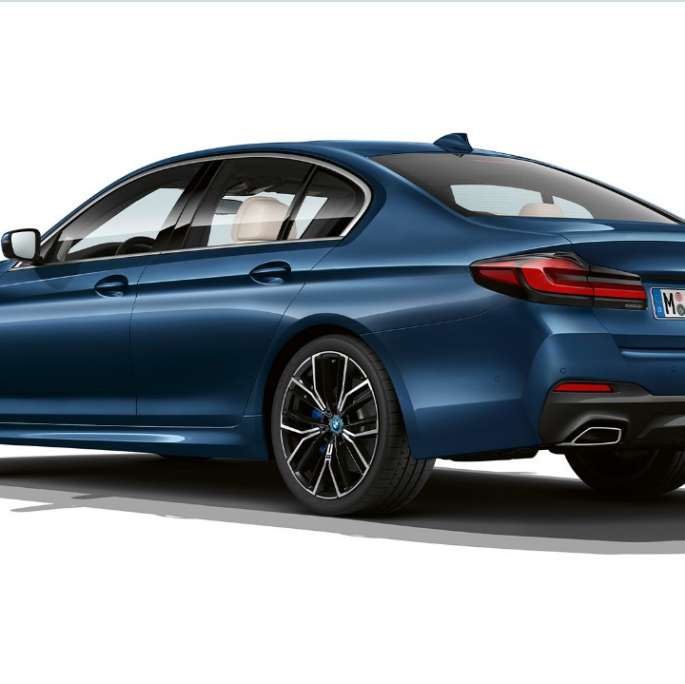 BMW 5 Series Sedan G30 Plug-in Hybrid paquete M deportivo trasero BMW Serie 5 Sedan G30 2020 M paquete deportivo en vista trasera de tres cuartos blanco alpino