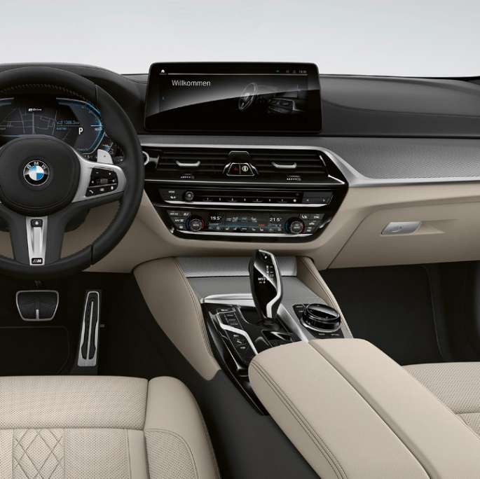 Cabina BMW Serie 5 Sedan Plug-in Hybrid G30 paquete deportivo M Cabina BMW Serie 5 Sedán G30 2020 M Paquete deportivo cuero 'Dakota' negro con costuras en contraste interior azul