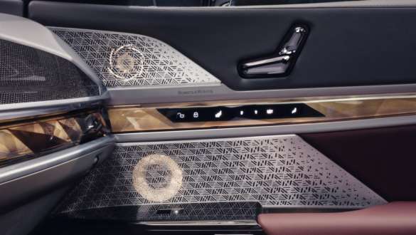 Sistema de sonido envolvente Bowers & Wilkins Diamond en la puerta del acompañante BMW Serie 7 G70 ICE 740i Paquete M Sport BMW Serie 7 G70 ICE 740i Paquete M Sport, vista del interior, sistema de sonido envolvente Bowers & Wilkins Diamond en la puerta del acompañante, primer plano