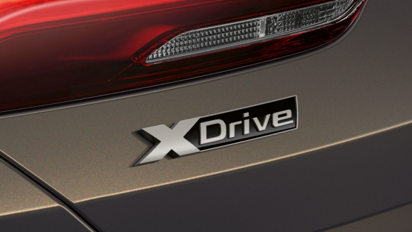 BMW M850i xDrive Gris Dravit metálico, insignia xDrive. BMW M850i xDrive Gris Dravit metálico, insignia xDrive.