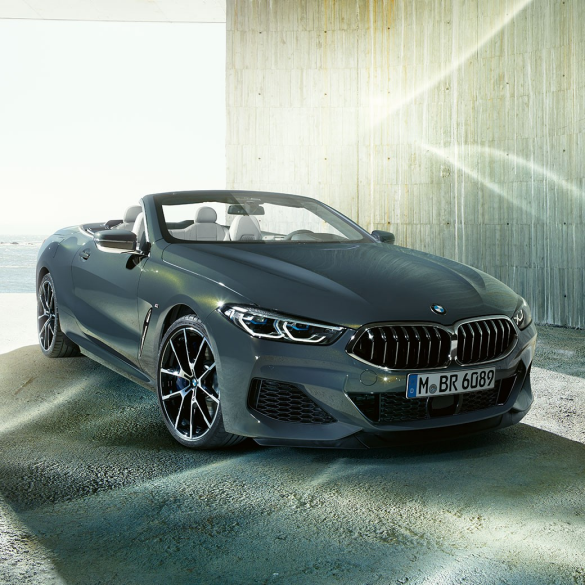 BMW M850i xDrive Gris Dravit metálico, vista de tres cuartos desde la parte izquierda frontal. BMW M850i xDrive Gris Dravit metálico, vista de tres cuartos desde la parte izquierda frontal.