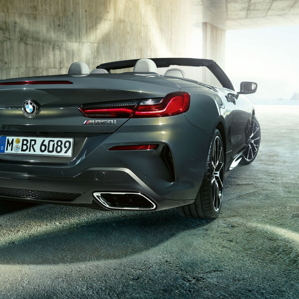 BMW M850i xDrive Gris Dravit metálico, vista de tres cuartos desde la parte derecha trasera. BMW M850i xDrive Gris Dravit metálico, vista de tres cuartos desde la parte derecha trasera.