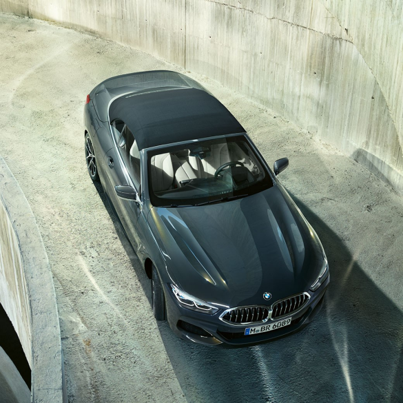 BMW M850i xDrive Gris Dravit metálico con capota suave en negro, vista de ojo de ave. BMW M850i xDrive Gris Dravit metálico con capota suave en negro, vista de ojo de ave.