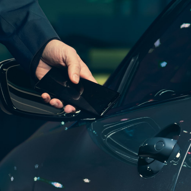 BMW M850i xDrive, conductor que abre el vehículo con teléfono inteligente mediante Llave Digital. BMW M850i xDrive, conductor que abre el vehículo con teléfono inteligente mediante Llave Digital.