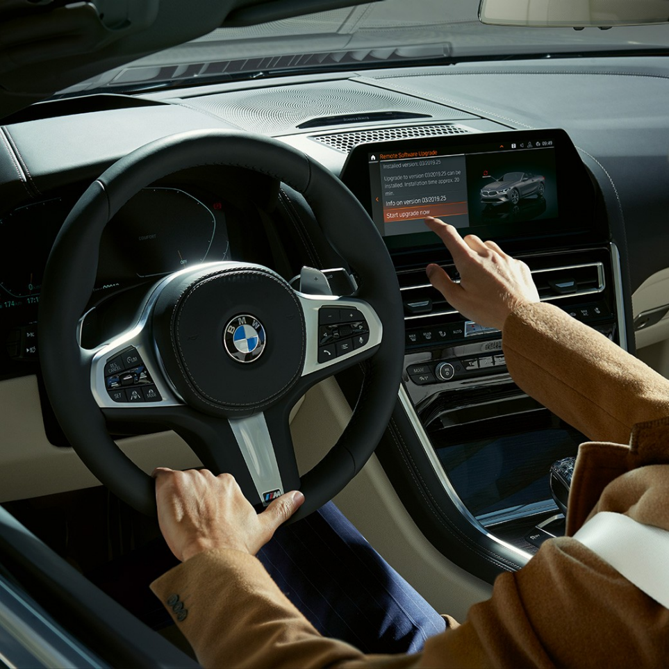 BMW M850i xDrive, conductor que opera el BMW Live Cockpit Professional mediante control táctil. BMW M850i xDrive, conductor que opera el BMW Live Cockpit Professional mediante control táctil.