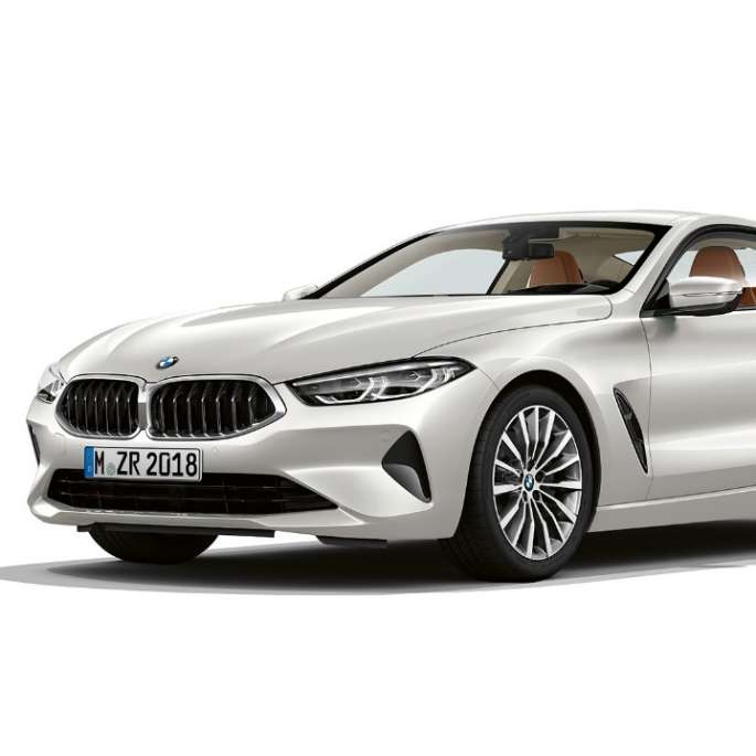 BMW Serie 8 Coupé, vista delantera de tres cuartos. BMW Serie 8 Coupé, Mineral White metálico, vista delantera de tres cuartos.