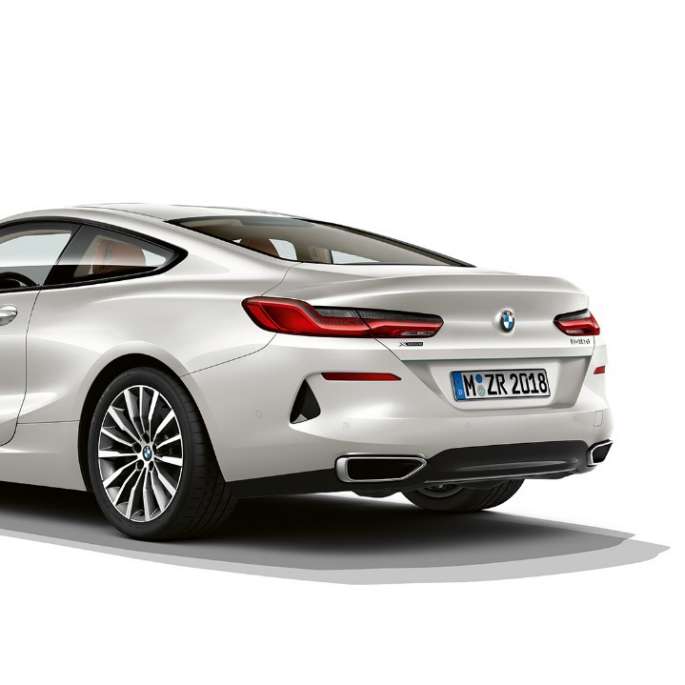 BMW Serie 8 Coupé, vista trasera de tres cuartos. BMW Serie 8 Coupé, Mineral White metálico, vista trasera de tres cuartos.