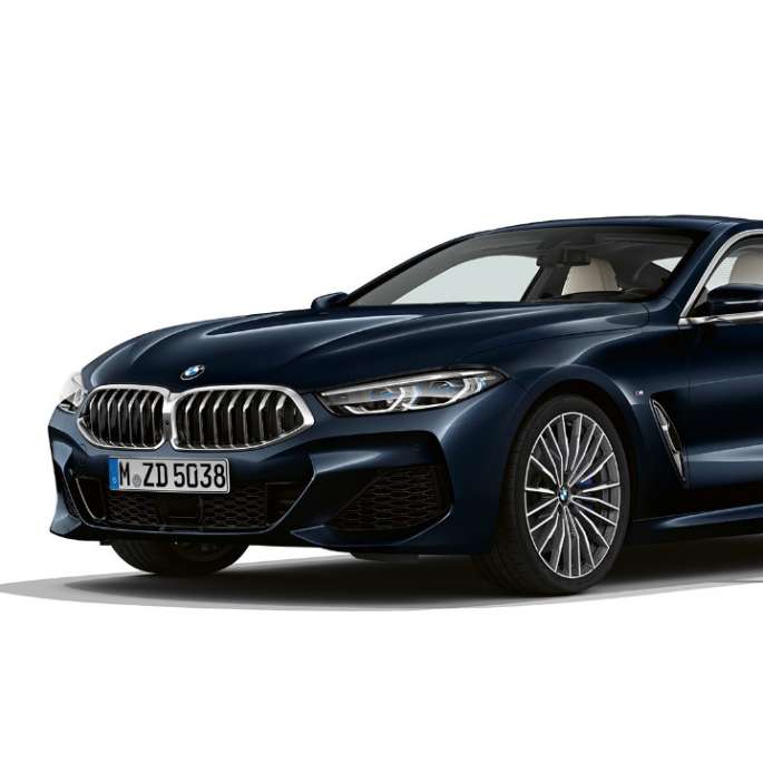 BMW Serie 8 Coupé, vista delantera de tres cuartos. BMW Serie 8 Coupé, Carbon Black metálico, vista delantera de tres cuartos.