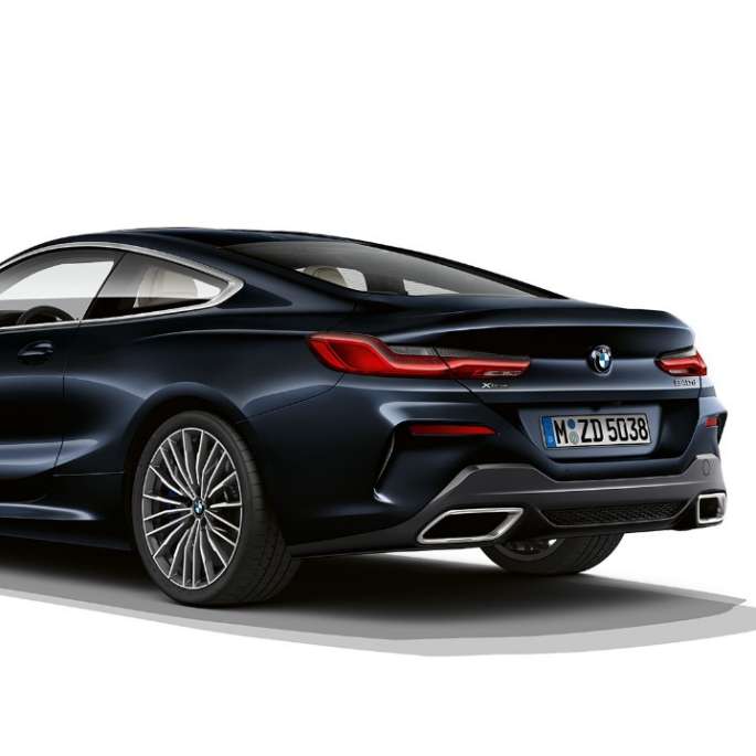 BMW Serie 8 Coupé, vista trasera de tres cuartos. BMW Serie 8 Coupé, Carbon Black metálico, vista trasera de tres cuartos.