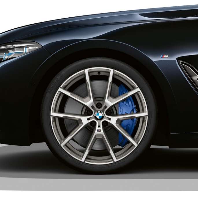 Rines de aleación ligera de 19” con rayos dobles estilo 727 M bicolor. BMW Serie 8 Coupé, Carbon Black metálico, rines de aleación ligera de 19” con rayos dobles estilo 727 M bicolor.