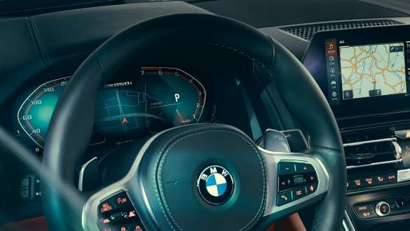 Pantalla de instrumentos. BMW Serie 8 Coupé, cabina, volante con pantalla de instrumentos.