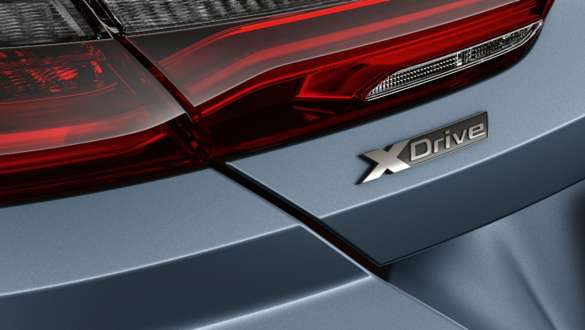 Designación BMW xDrive. BMW Serie 8 Coupé, vista trasera, designación BMW xDrive.