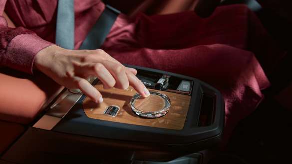BMW iX i20 SUV eléctrico, puesto de conducción, diseño interior Suite Castanea BMW iX i20 SUV eléctrico, puesto de conducción, diseño interior Suite Castanea