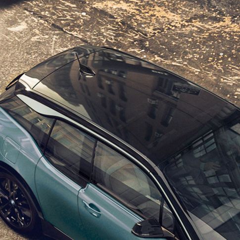 BMW i3 2018 Techo de carbono BMW i3 I01 2018 Jucarobeige con detalles Frozen Grey metalizado, vista aérea, techo de carbono